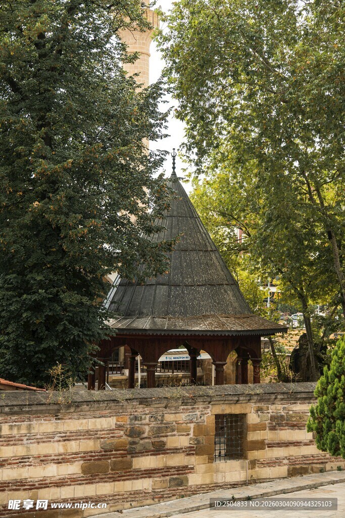 古朴凉亭静立绿树环绕间