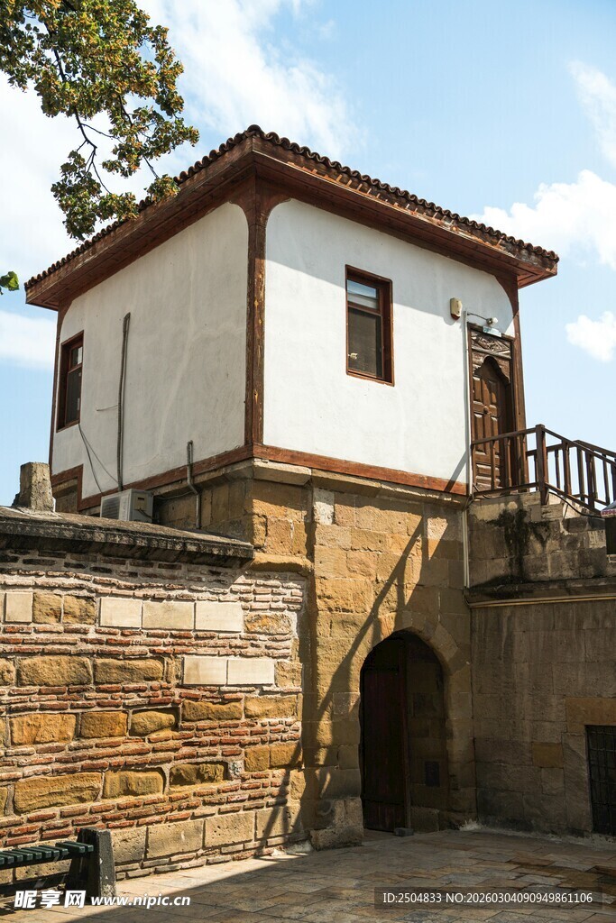 古朴小屋立于石墙之上