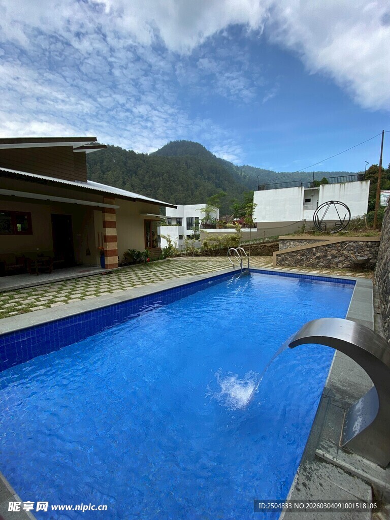 户外蓝色泳池与周边景致