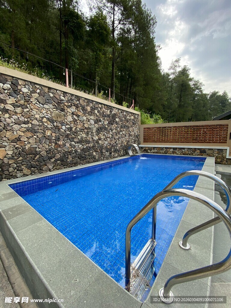 户外蓝色泳池与金属扶梯