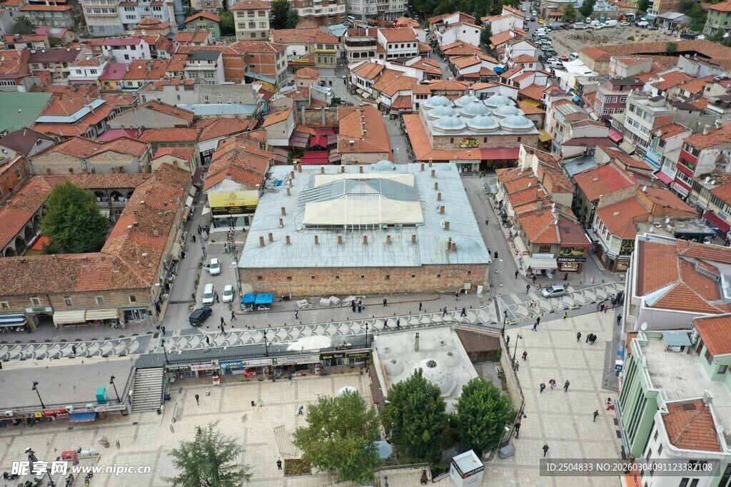 俯瞰色彩斑斓的城镇建筑