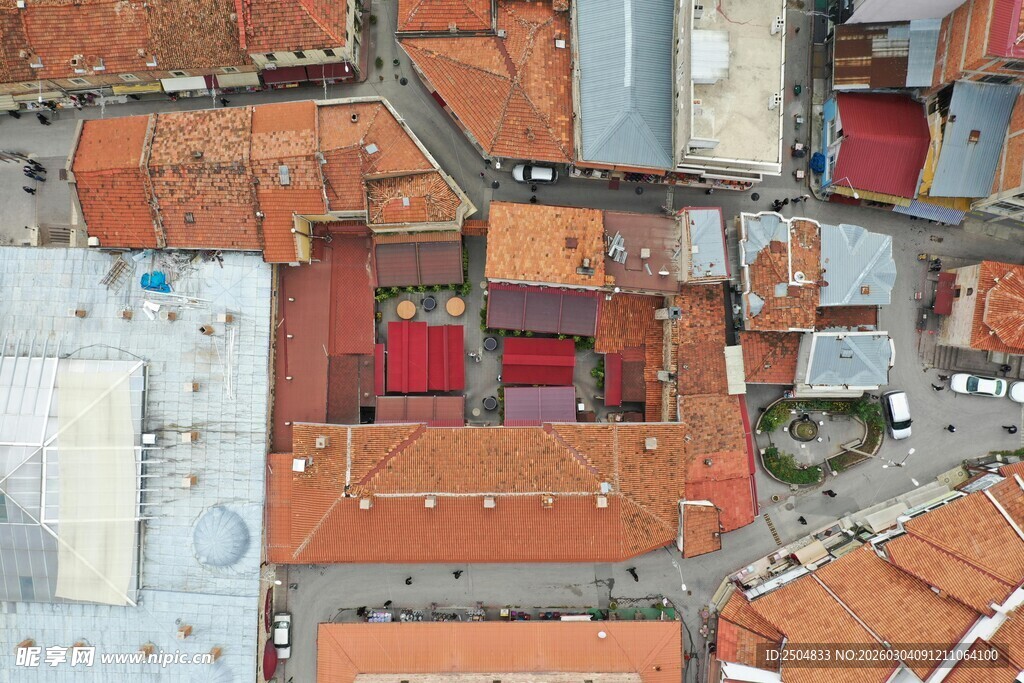 俯瞰红瓦屋顶建筑群