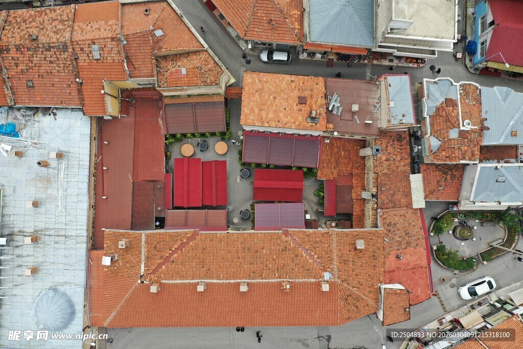 屋顶视角下的多彩建筑景观