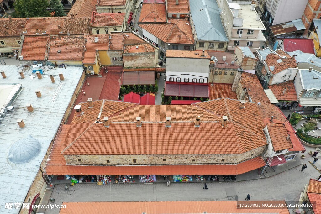 俯瞰色彩斑斓的屋顶小镇