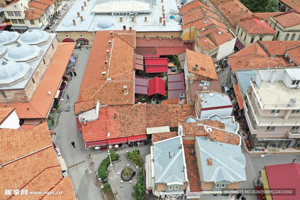 俯瞰多彩屋顶的城镇景象