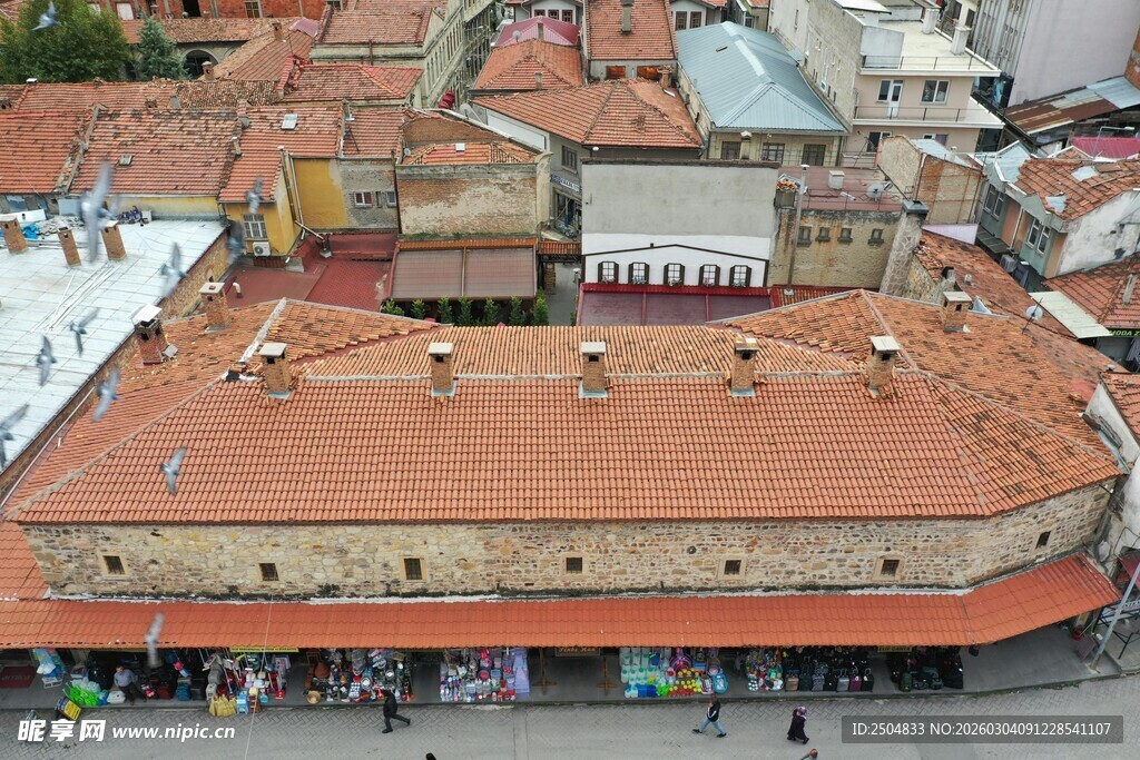 俯瞰色彩斑斓的屋顶建筑