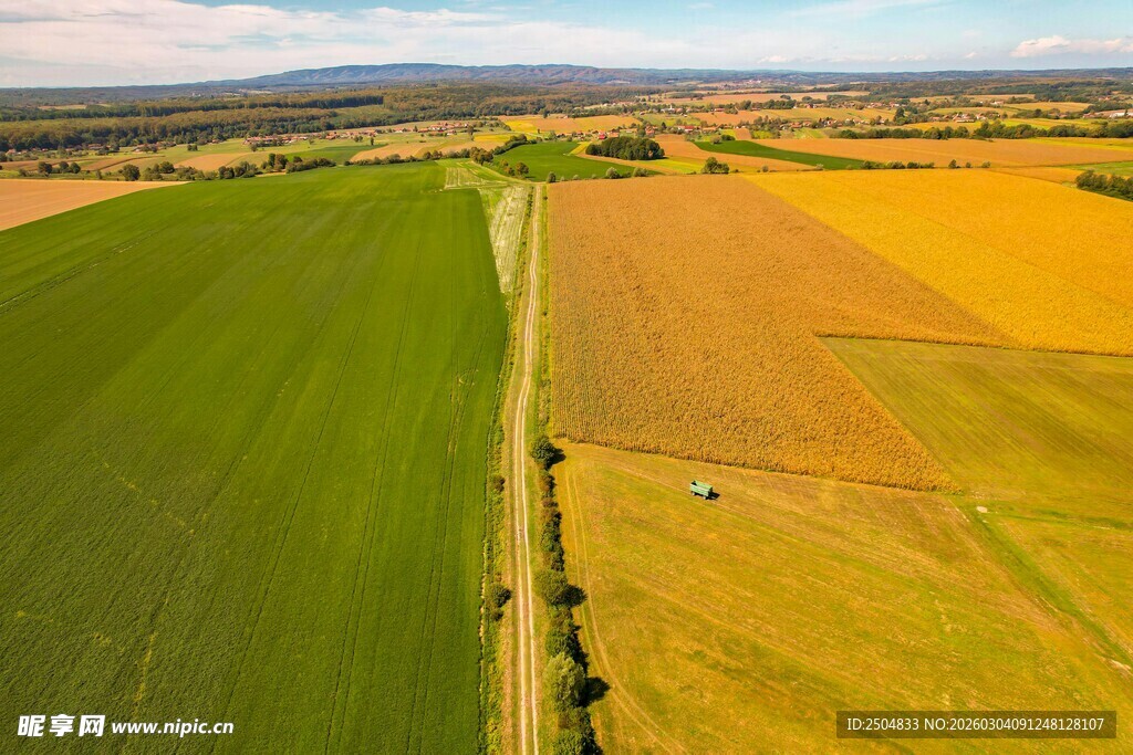秋日田野航拍美景