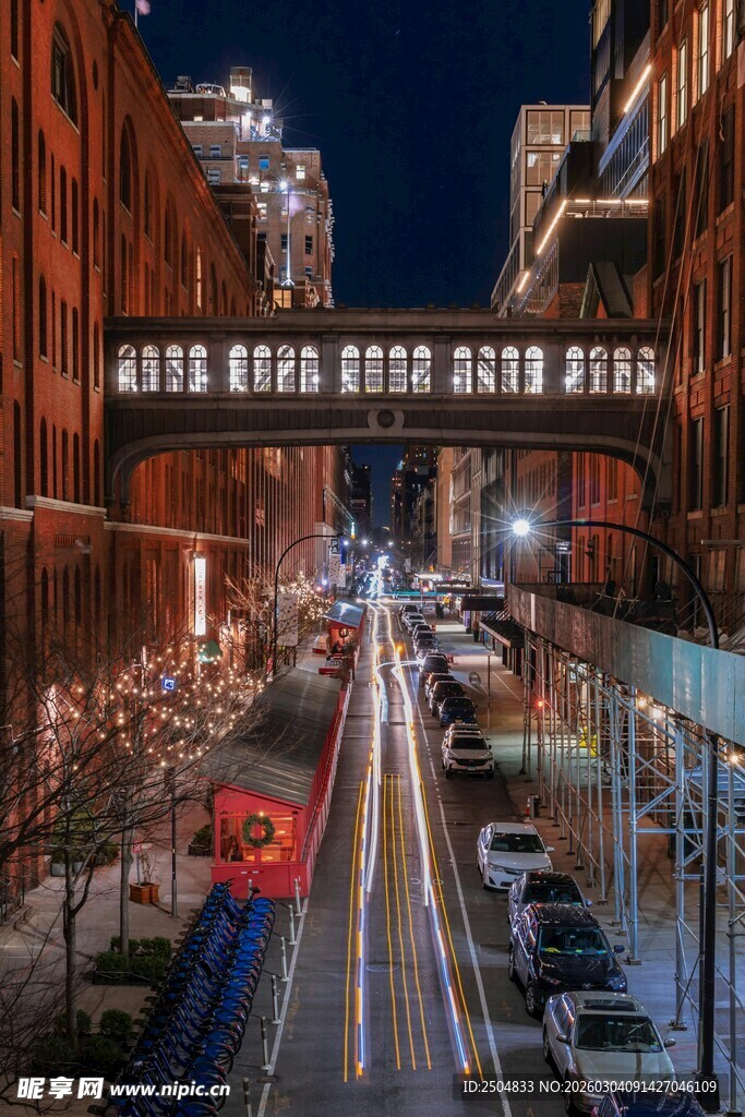 城市夜景中的高架桥与车流