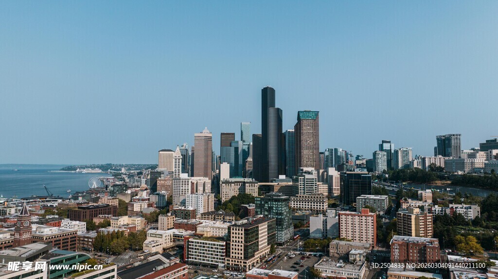 城市天际线与辽阔海景