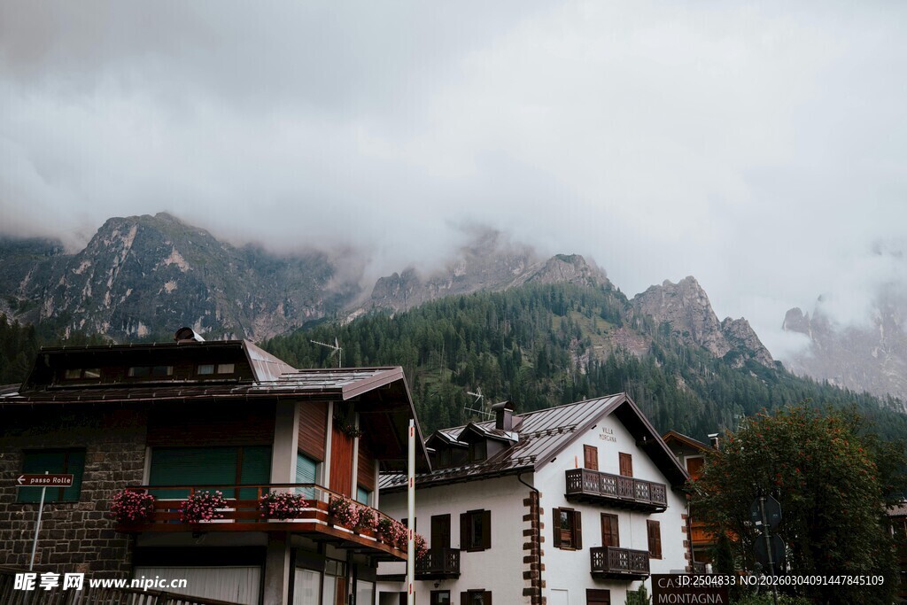 山间云雾下的特色 居