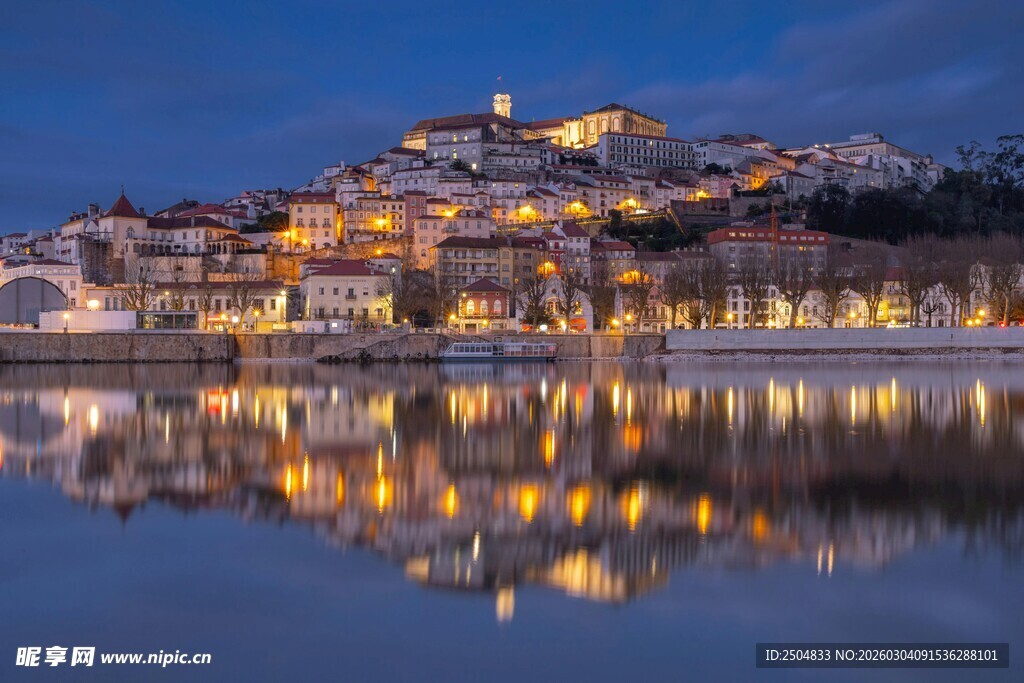 湖畔小镇夜景 灯火璀璨