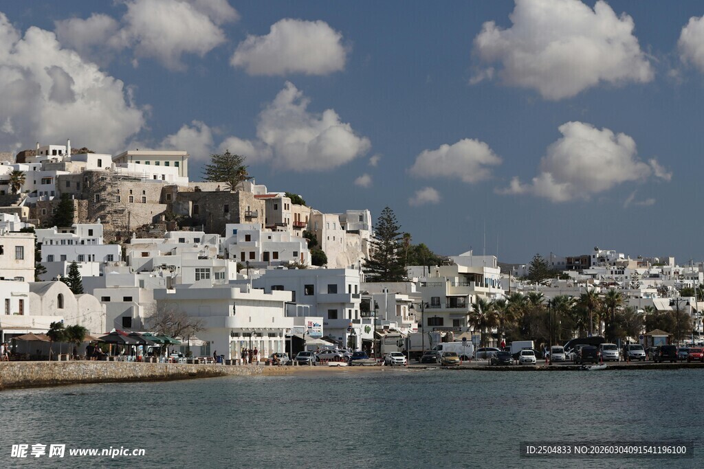 海边白色建筑群风光