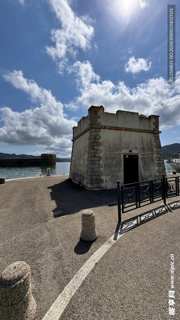 海边古老建筑与明媚阳光