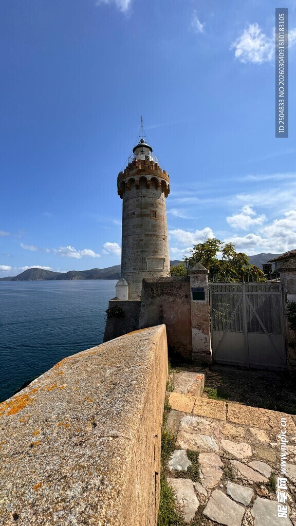 海边古老灯塔与石砌建筑