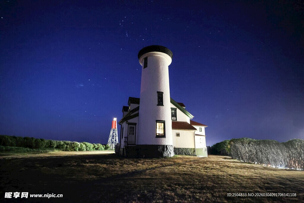 夜幕下的孤独灯塔