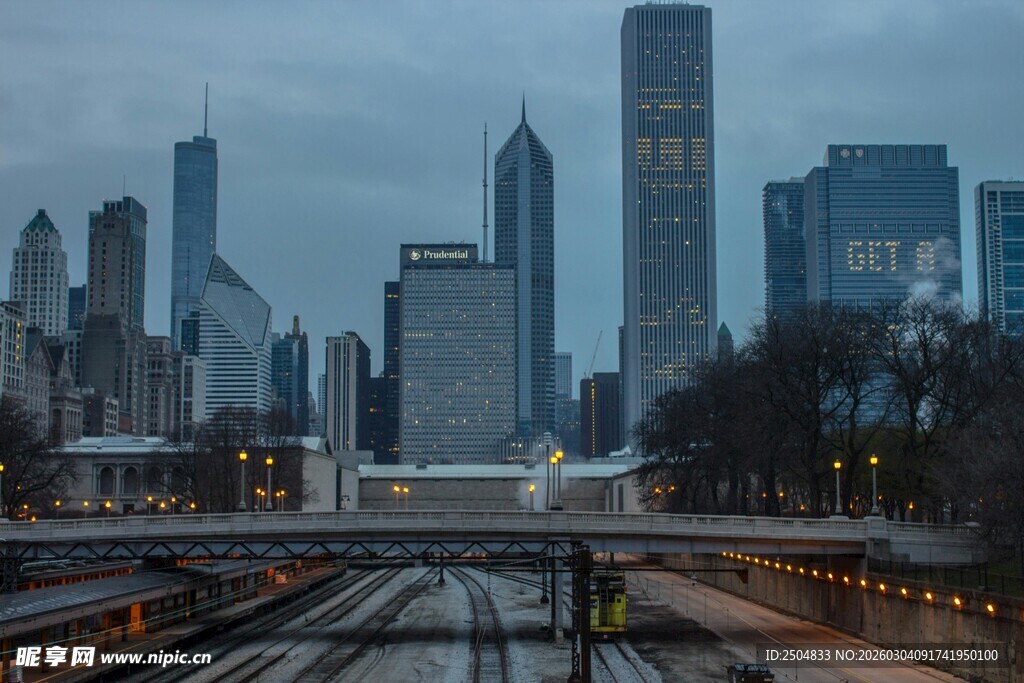城市铁轨旁的摩天大楼景观