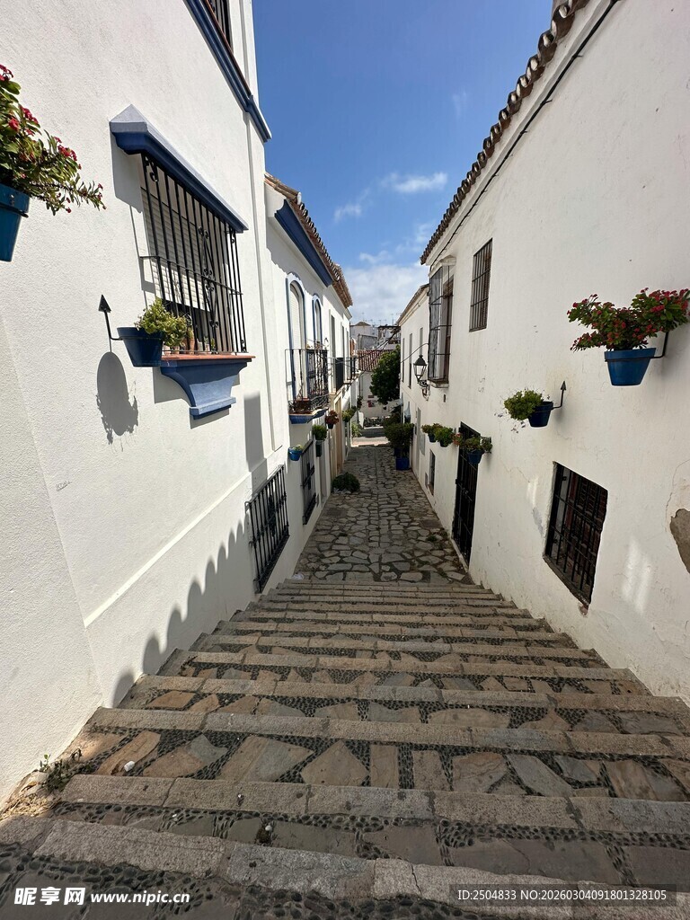 白色小巷中的石阶风景