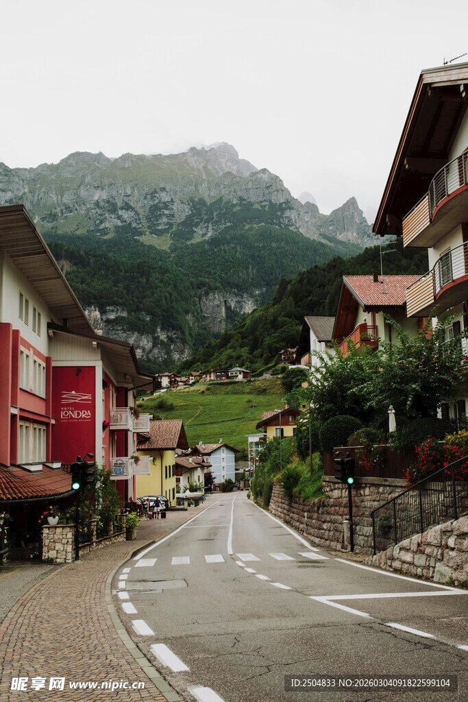 山间小镇蜿蜒街道风景