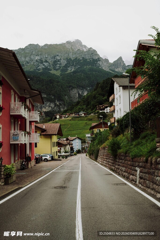 山间小镇的宁静公路