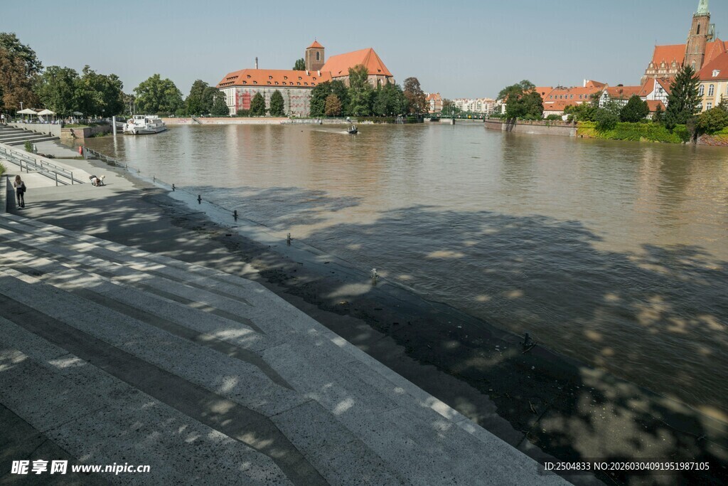 湖畔欧式建筑风景
