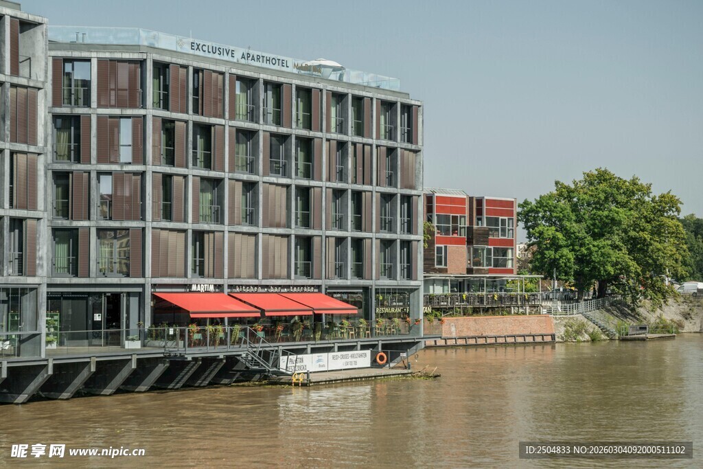 河畔现代建筑景观