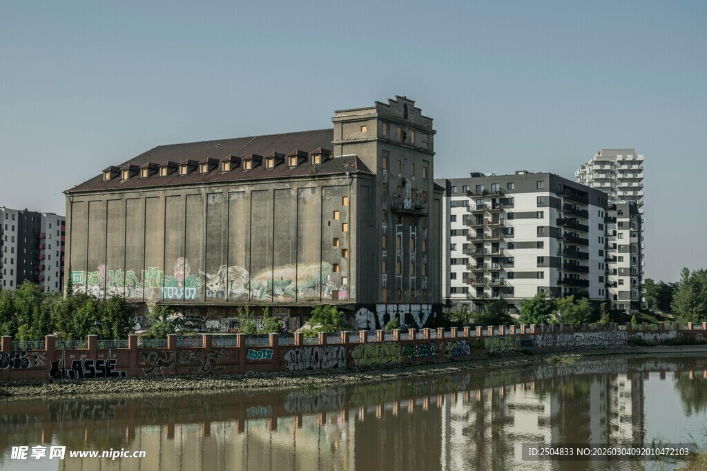 河畔旁的新旧建筑景观