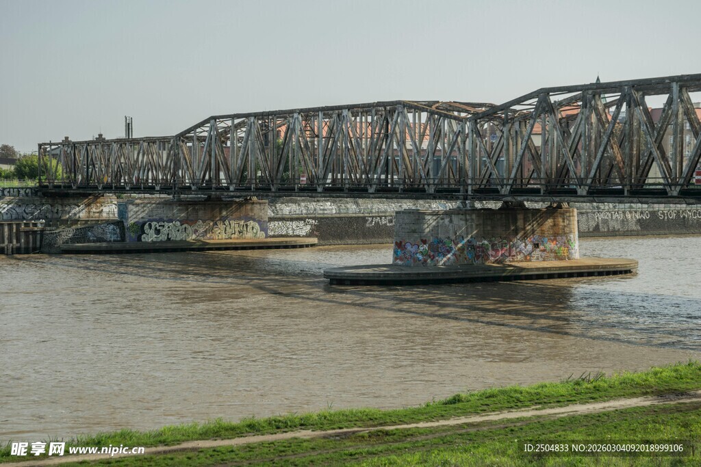 古老铁桥横跨宽阔水面