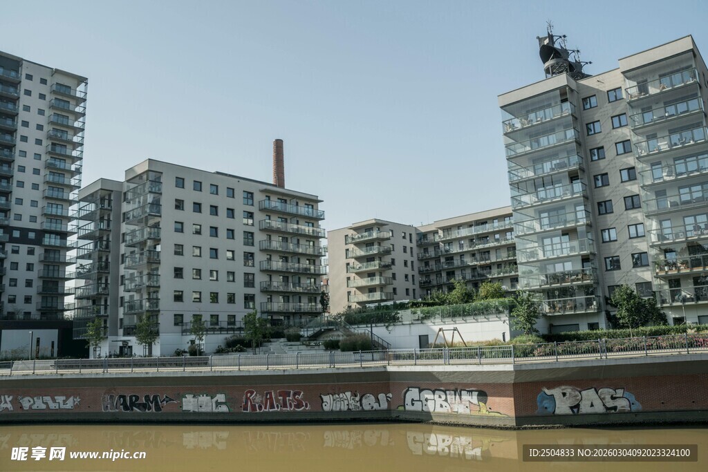 河畔高楼林立的城市景观