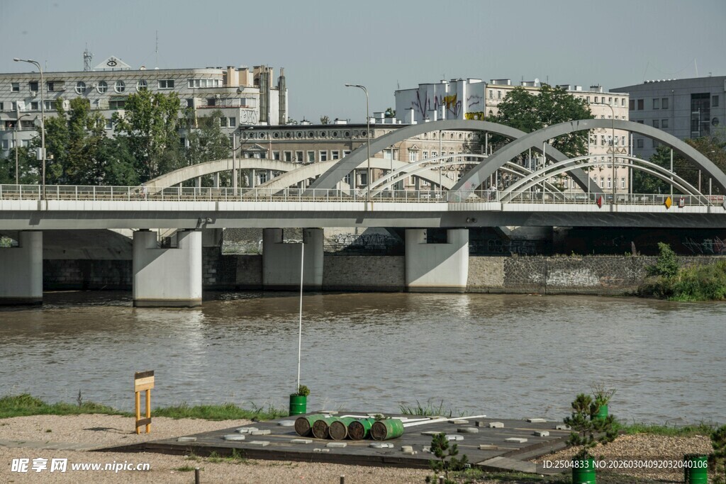 城市河畔桥梁风景