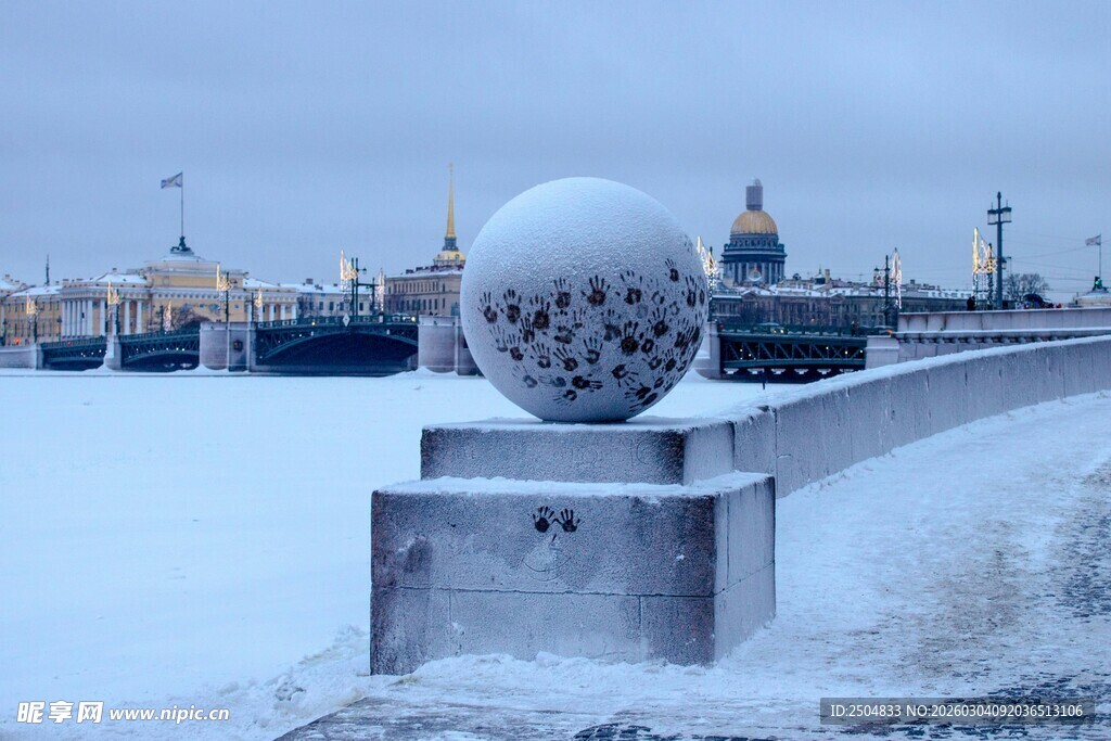 冬日雪景中的独特球形建筑