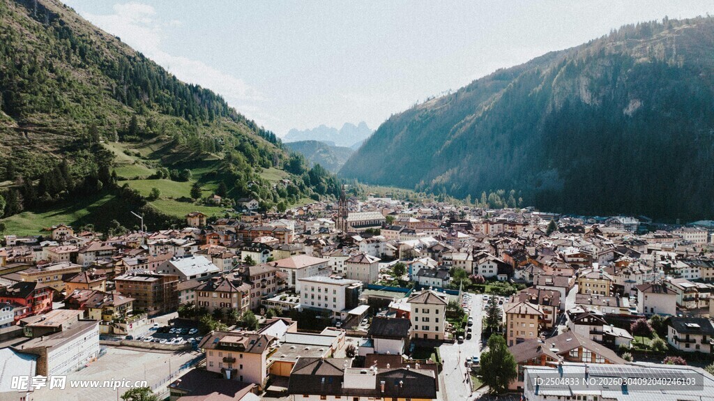 山间小镇俯瞰美景