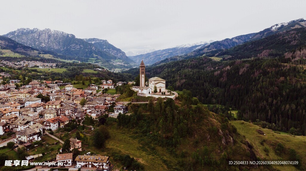 山间小镇俯瞰美景