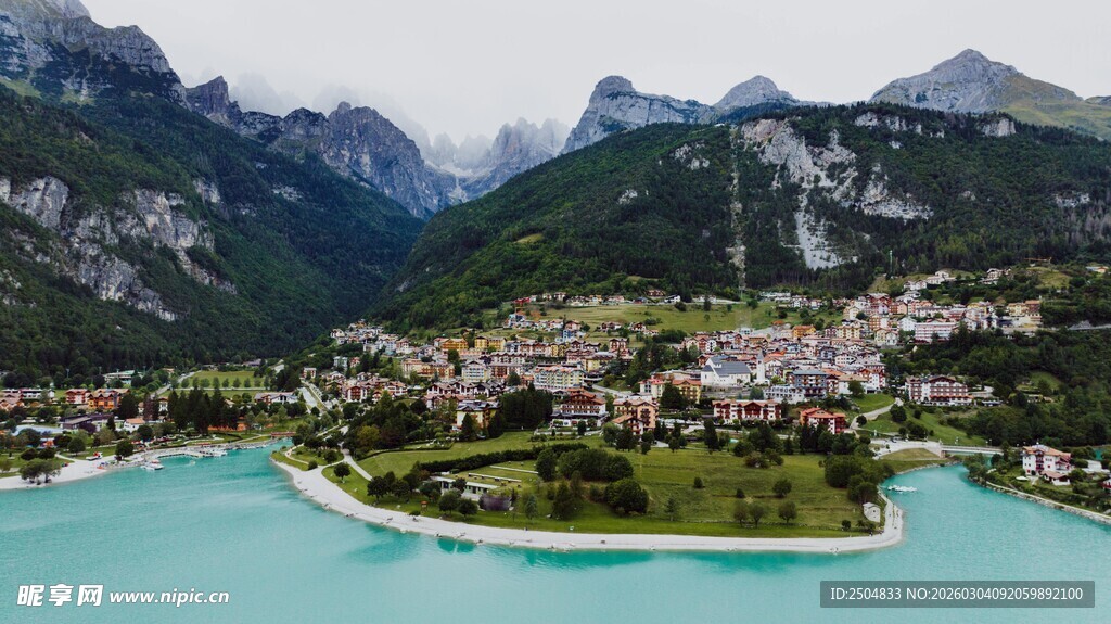 湖畔小镇的绝美山水风光