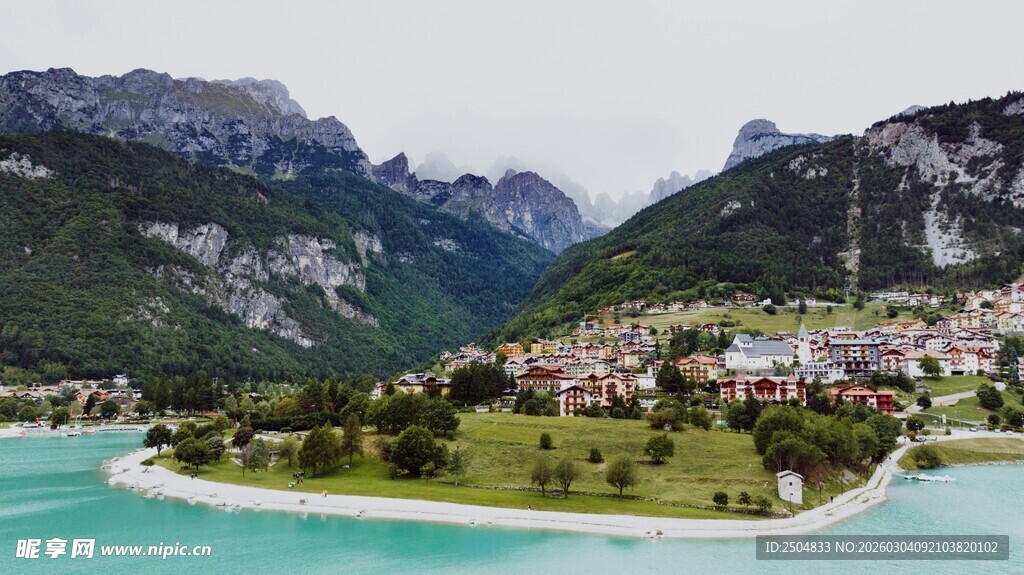 湖畔小镇 青山碧水美景