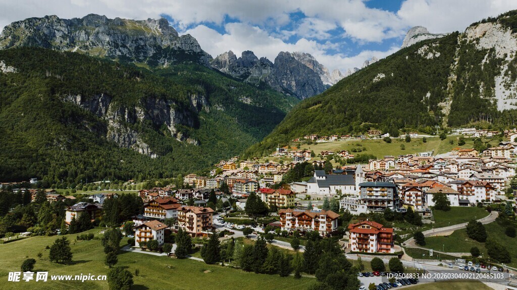 山间美丽小镇风光