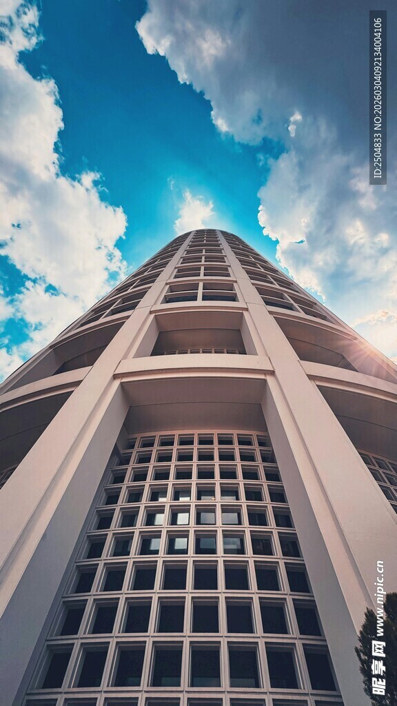 仰视下的宏伟建筑