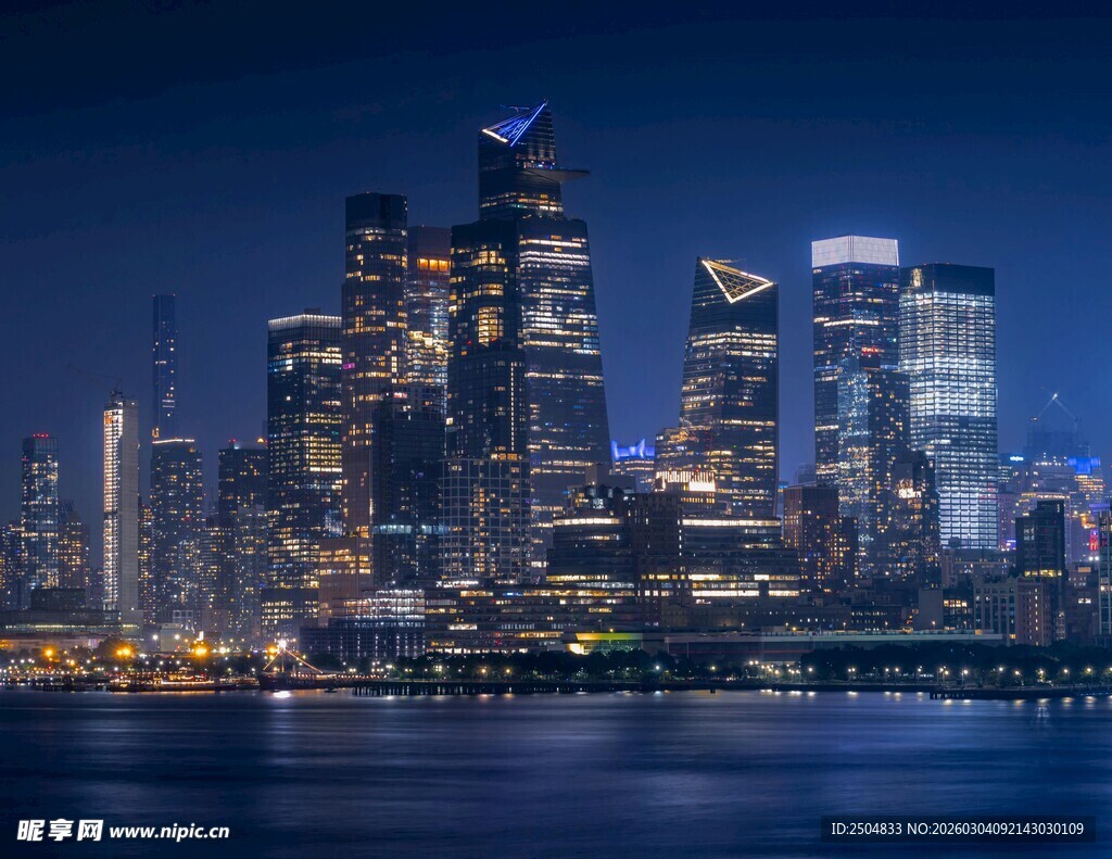 夜幕下的繁华都市天际线