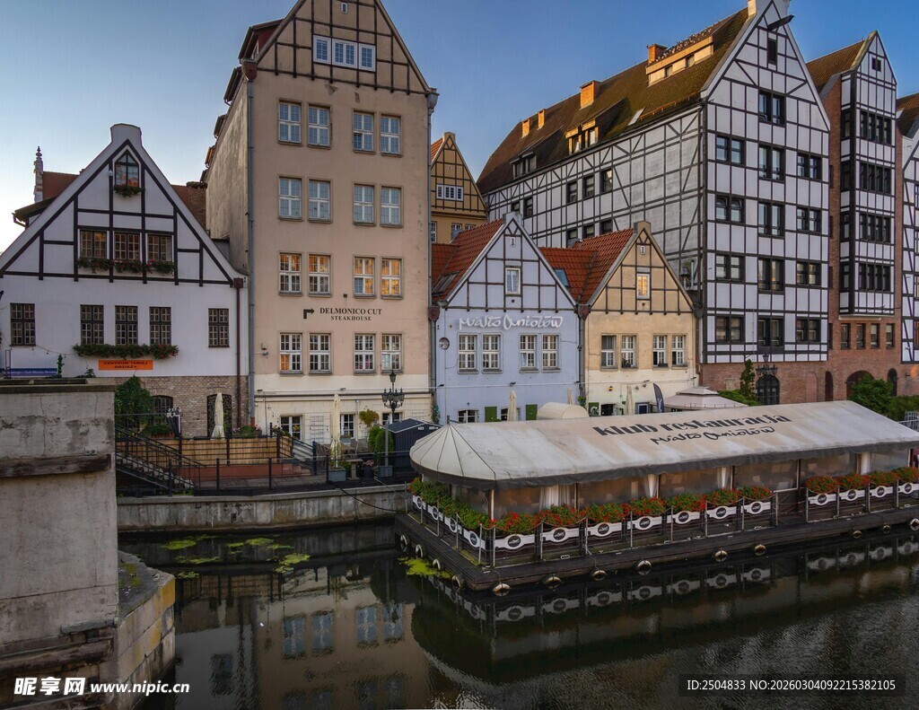  洲河畔多彩古建筑群