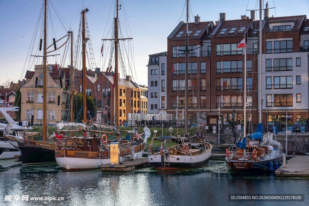 港口停泊的多彩船只