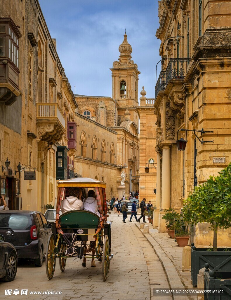 古老街巷中的马车 览