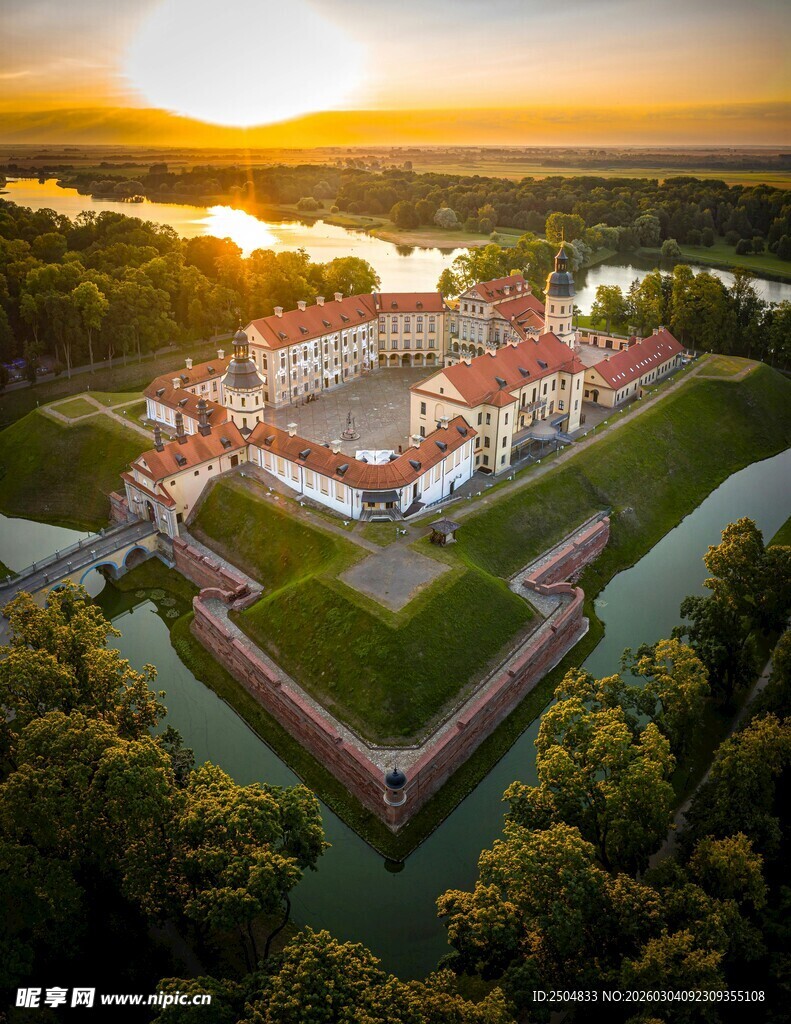 夕阳下的宏伟城堡景观