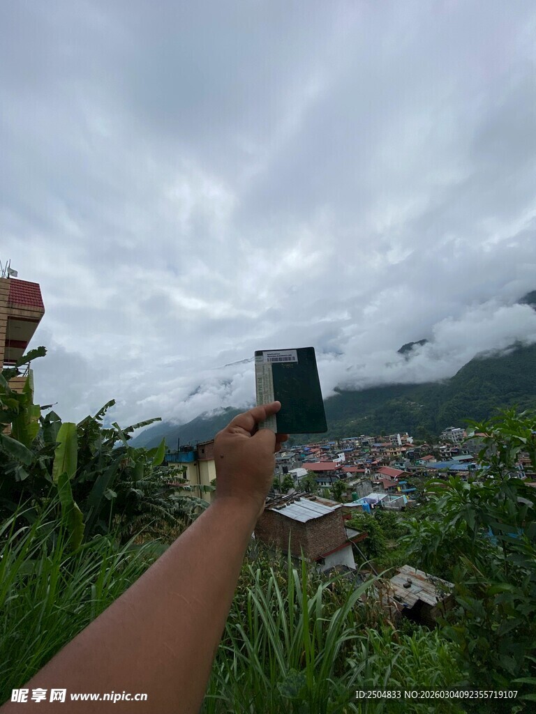 手持卡片俯瞰山间小镇