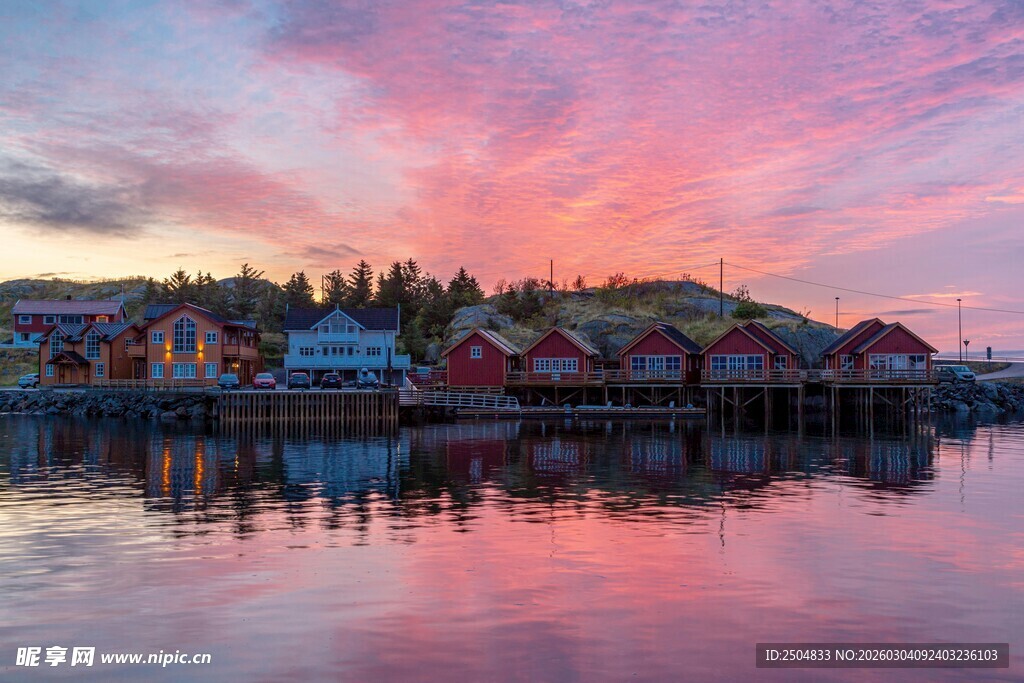 湖畔小镇的绚丽黄昏景色