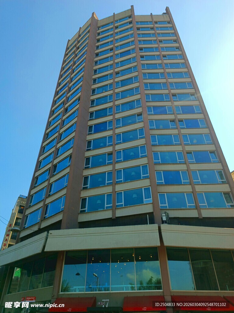 高耸入云的现代化摩天大楼