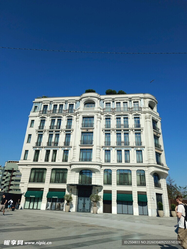 城市中的多层白色建筑