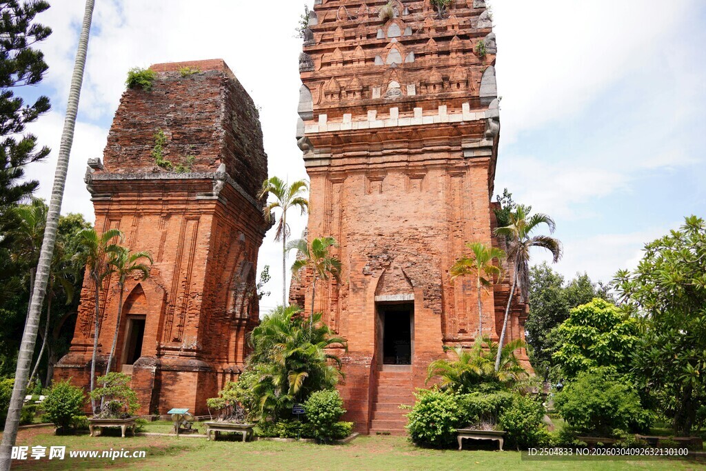 古老红砖塔 绿植环绕景观