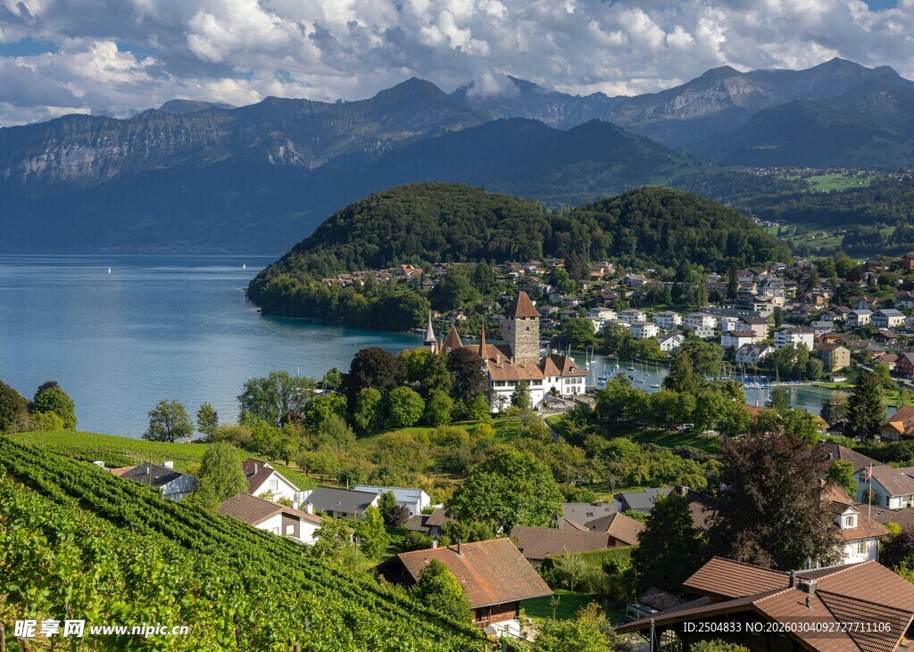 湖畔小镇美景