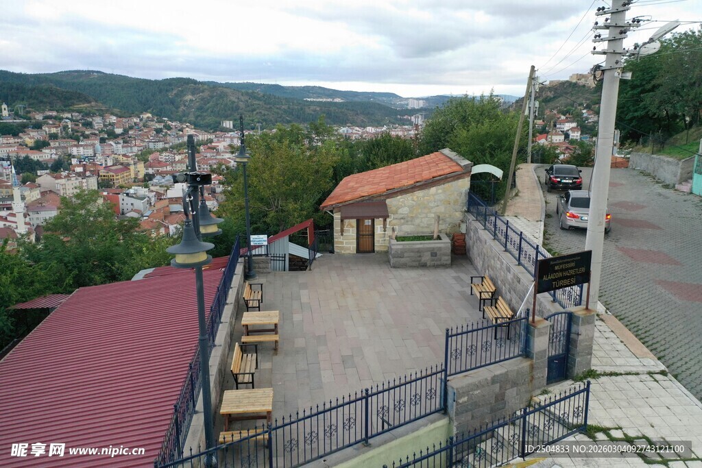 俯瞰山间城镇建筑景观