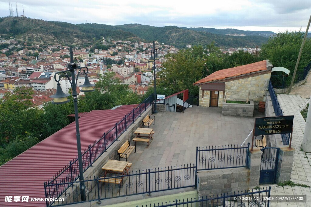 俯瞰小镇露台休闲场景