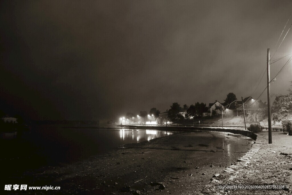 黑夜中的静谧海滨景色